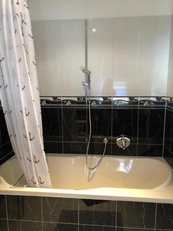 Grenznahe Ferienwohnung Mit 4 Schlafzimmern Grenzach-Wyhlen Bagian luar foto